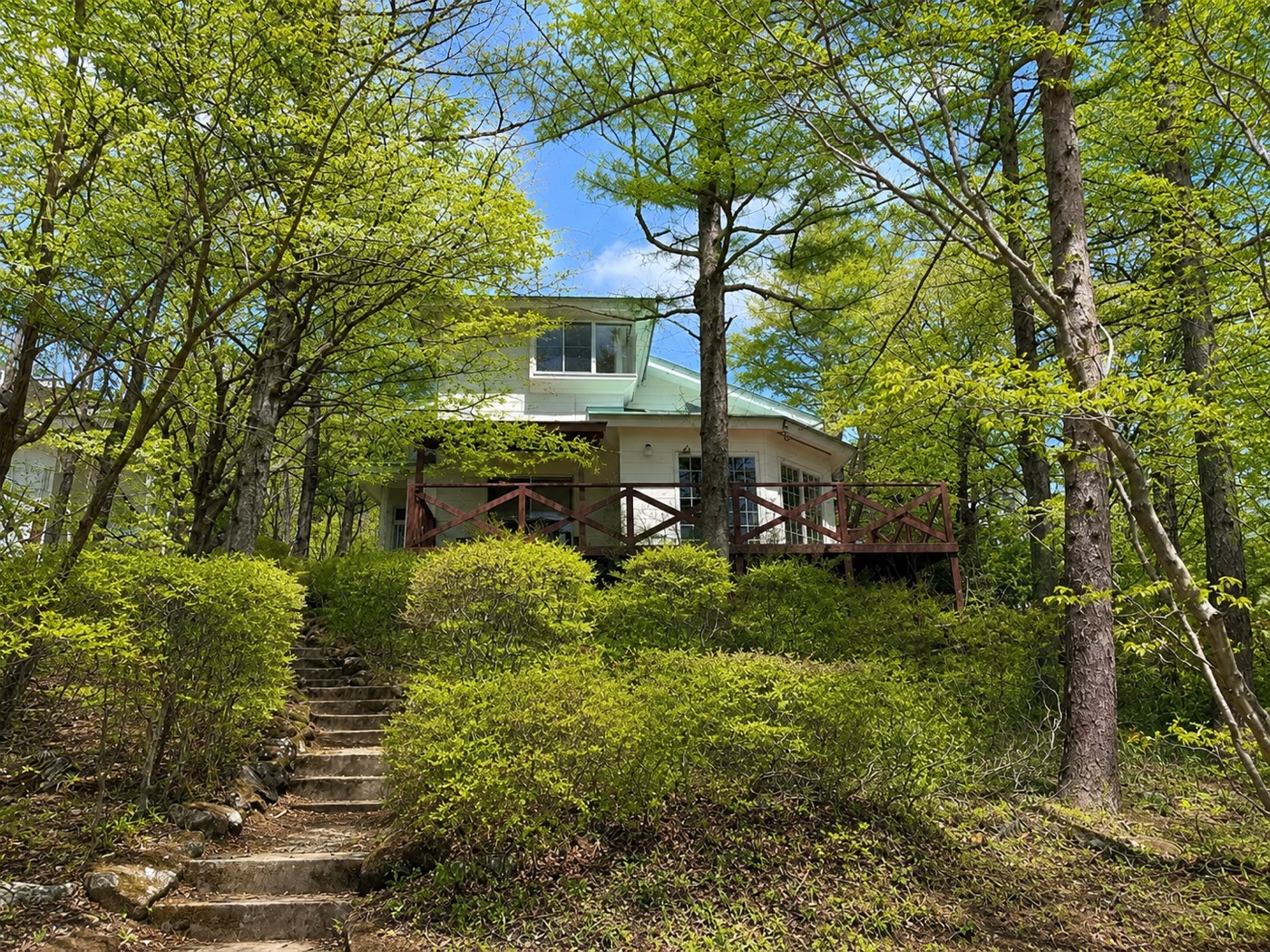木立に囲まれた Mökki NASU の外観と石段